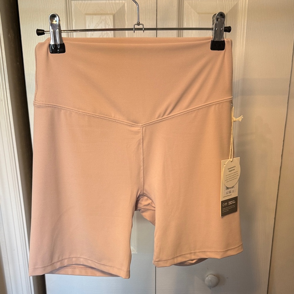 Vuori Women's Bike Shorts in Light Pink